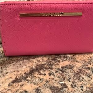 Steve Madden Womens Zippered Wallet
Like New
8 in x 41/2in